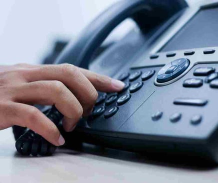 wybieranie numeru na telefonie stacjonarnym