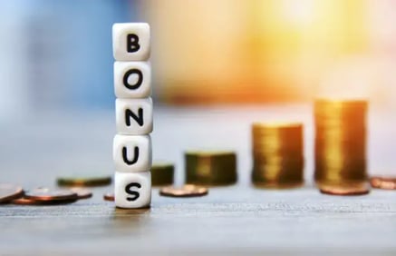 napis bonus z kości do gry, monety w tle