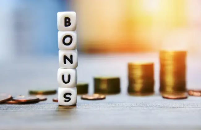 napis bonus z kości do gry, monety w tle