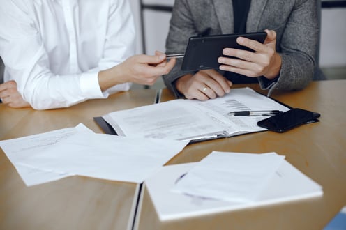 business-men-sitting-at-the-lawyers-s-desk-people-signing-important-documents-scaled