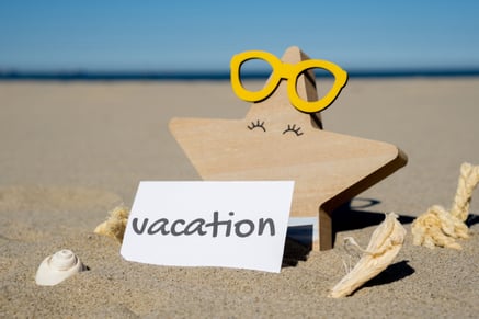 drewniana rozgwiazda z napisem vacation na plaży