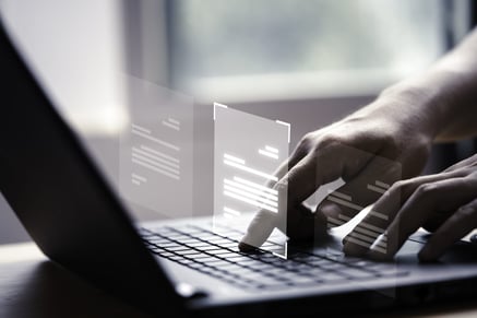 laptop z wirtualnym ekranem nad klawiaturą