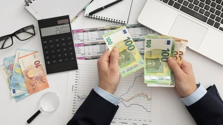 mężczyzna liczy pieniądze 
