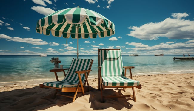 leżaki pod parasolem na plaży z morzem w tle