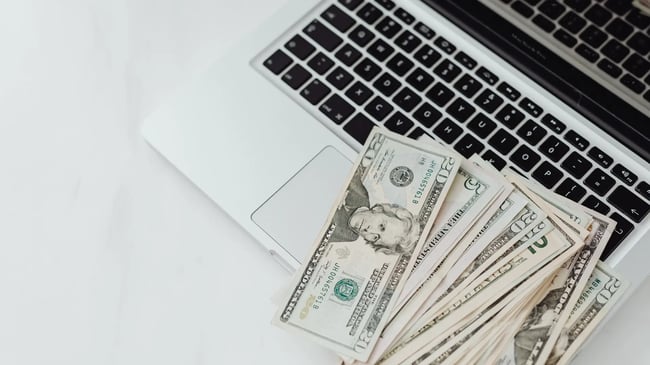 gotówka leży na klawiaturze laptopa