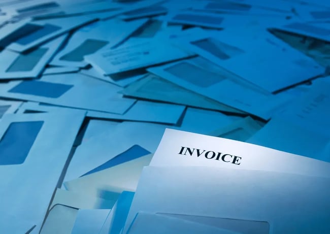 napis Invoice(faktura) na tle kopert