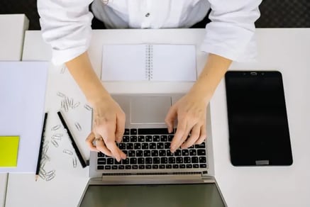 człowiek pisze na laptopie