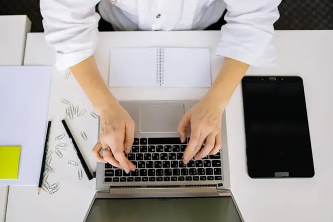 człowiek pisze na laptopie