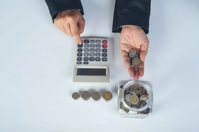 koncepcja-finansow-i-rachunkowosci-biznes-kobieta-pracuje-na-biurku