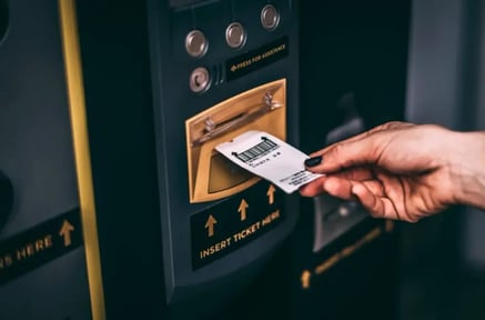kobieta kasuje bilet parkingowy