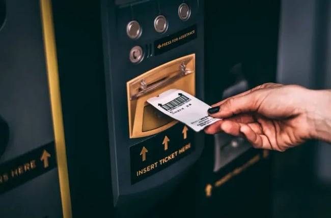 kobieta kasuje bilet parkingowy