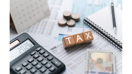 biurko z napisem tax i kalkulatorem