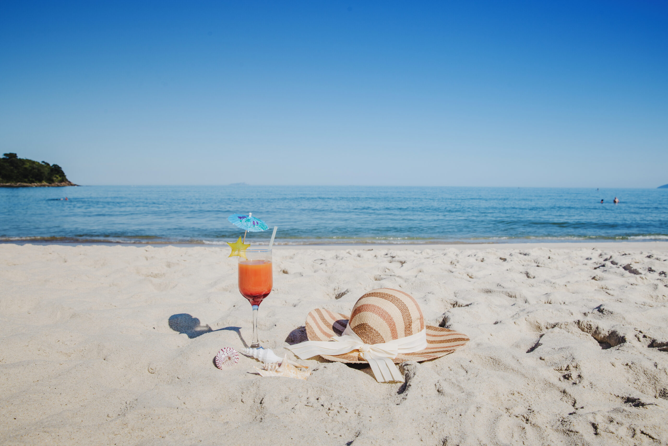 cocktail-hat-beach-scaled