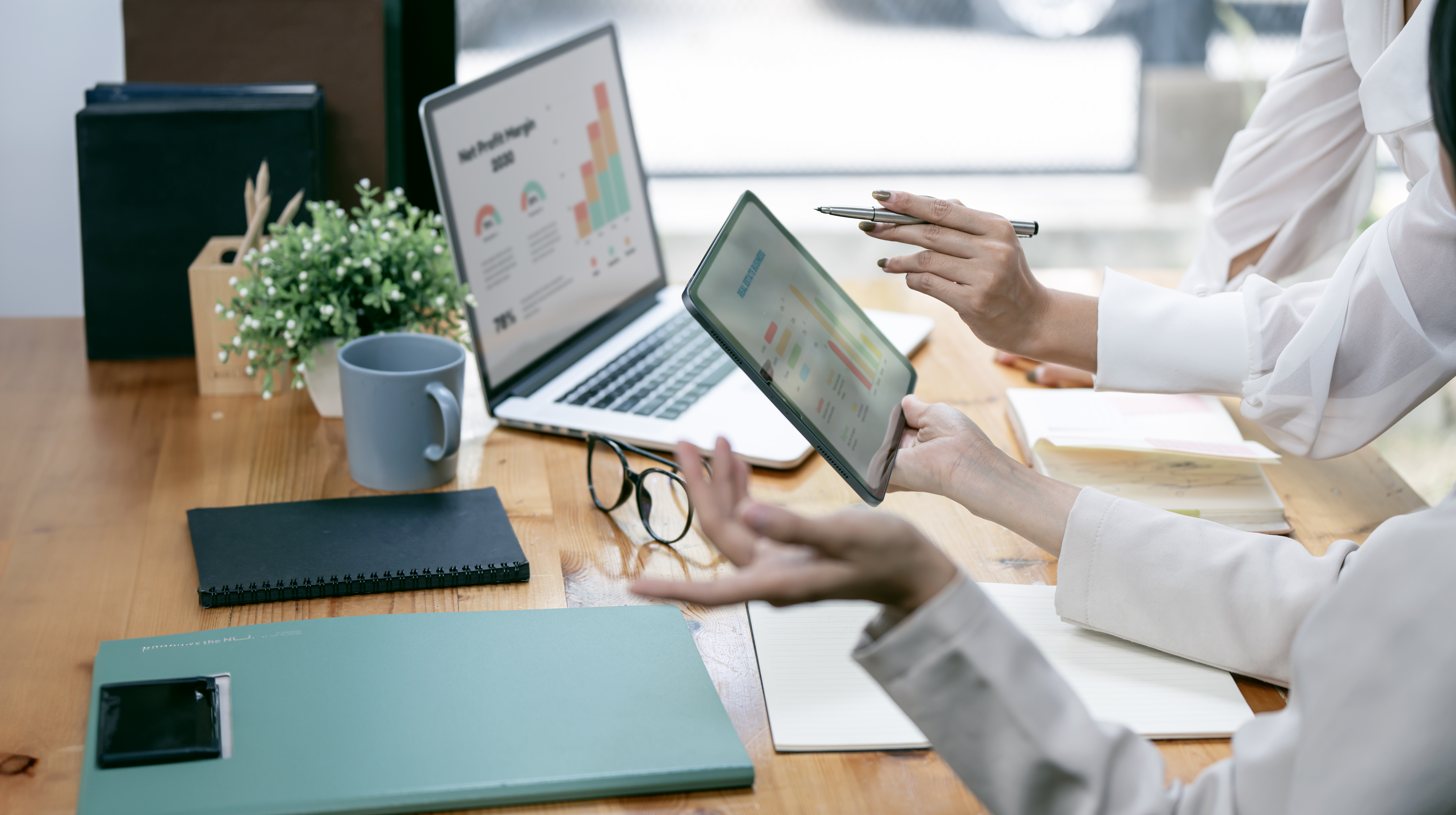 ludzie-biznesu-rozmawiajacy-o-planowaniu-analizuja-inwestycje-i-marketing-na-tablecie-w-biurze-za-pomoca-wykresu-na-tableciex9