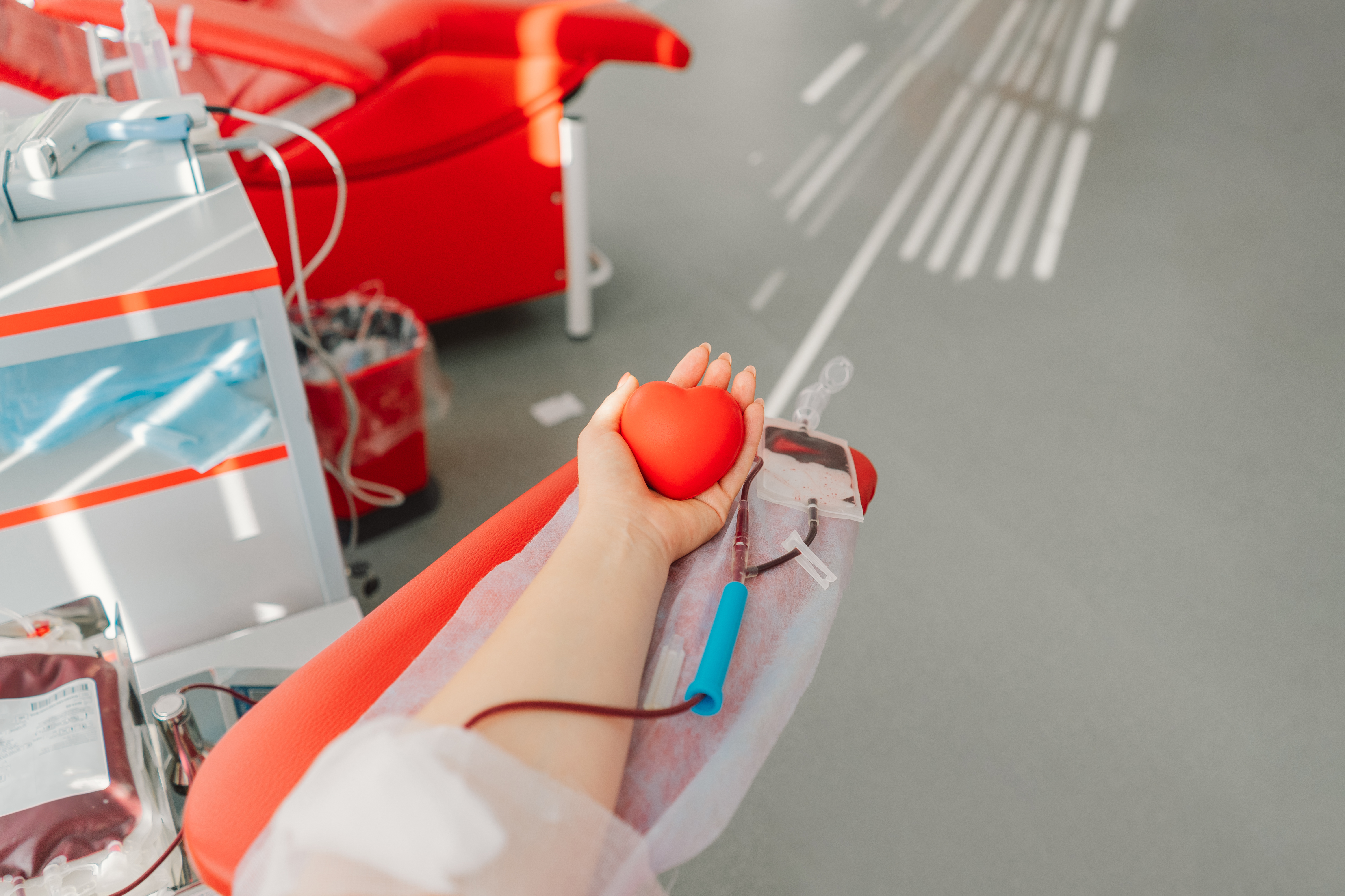 mloda-kobieta-dokonujaca-oddawania-krwi-w-ramach-szpitalnego-oddawania-krwi