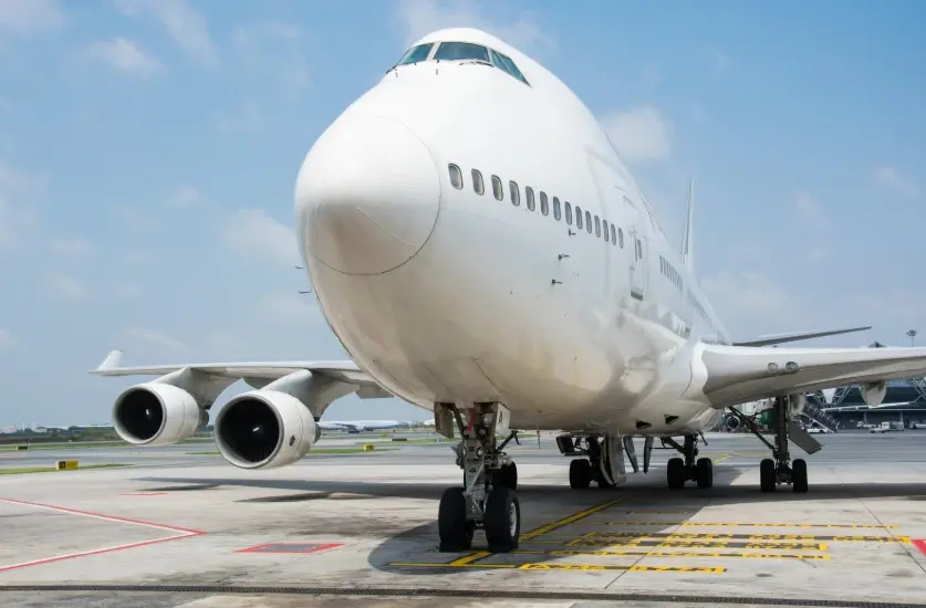 Samolot na pasie startowym