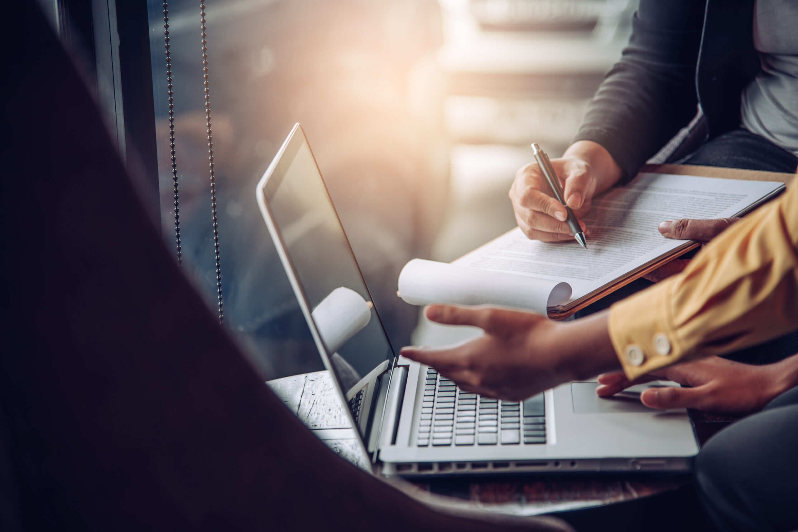 biznesmeni-pracuje-z-laptopem-i-smartphone-w-otwartej-przestrzeni-biurze-raport-ze-spotkania-w-t