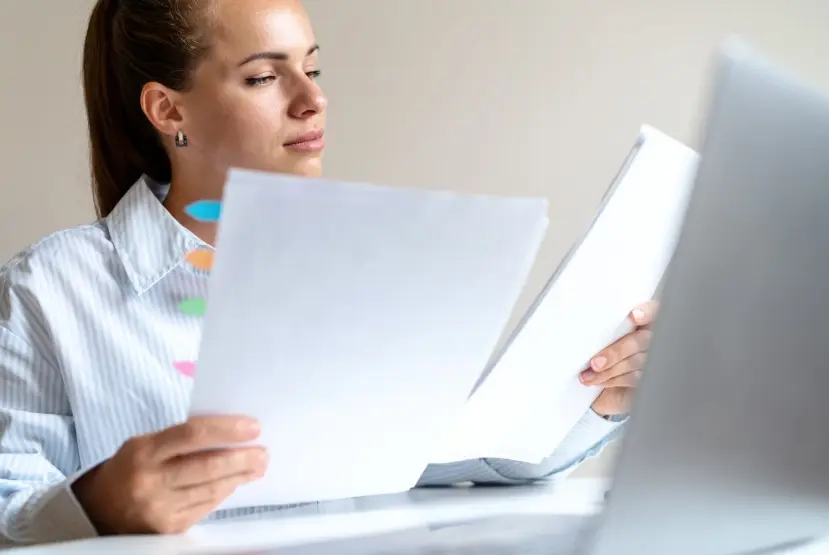 Kobieta trzyma dokumenty (1)