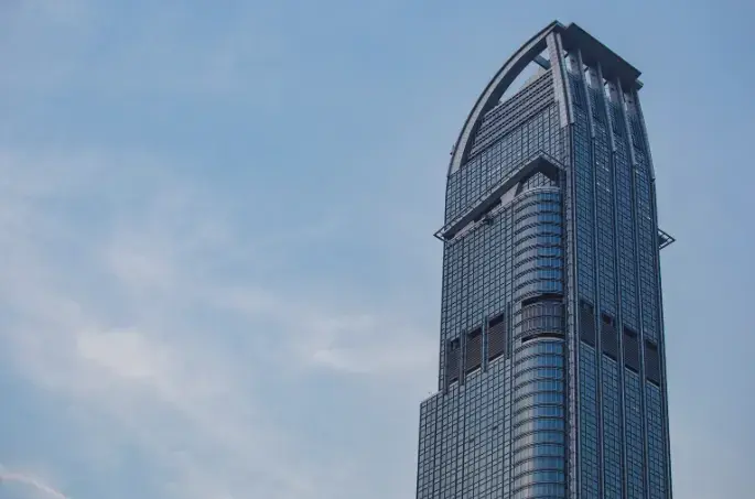 Biurowiec na tle nieba