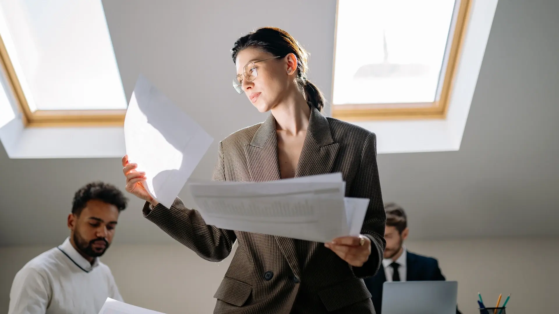 Kobieta przegląda projekty