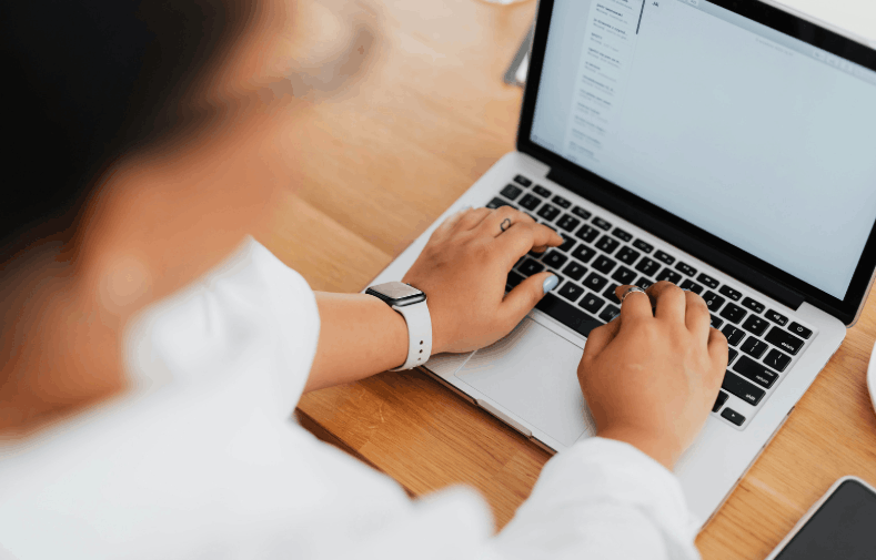 kobieta przed komputerem