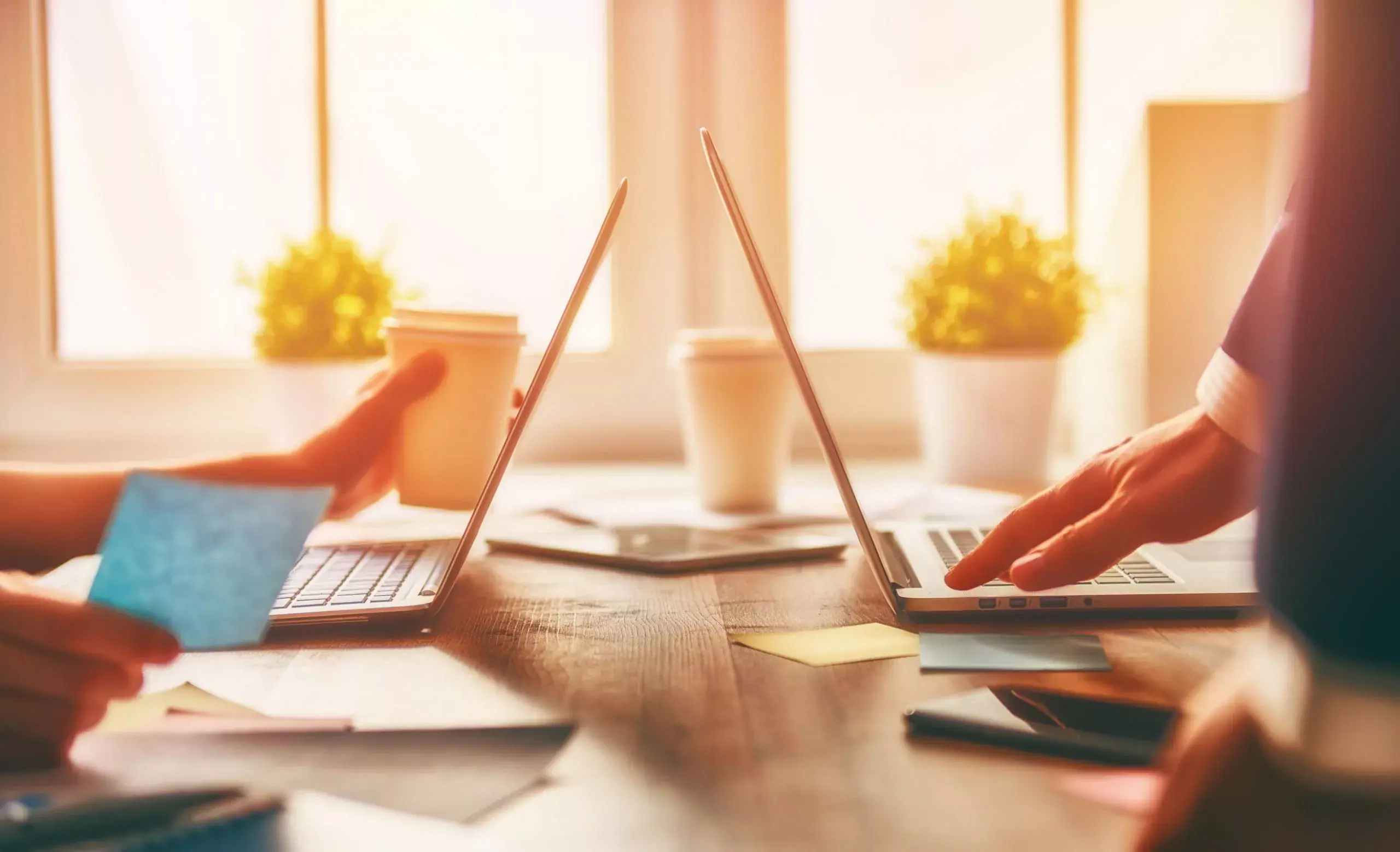 praca-zdalna-w-kadrach-i-placach-mozliwosci-dla-firm-scaled