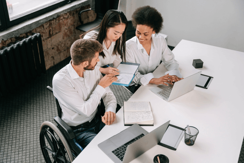 pracownik na wózku inwalidzkim