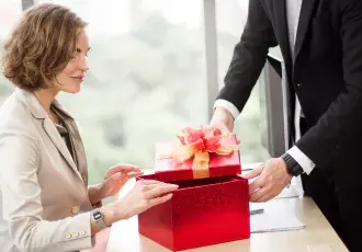 swiateczny-prezent-dla-klienta-a-koszty-podatkowe